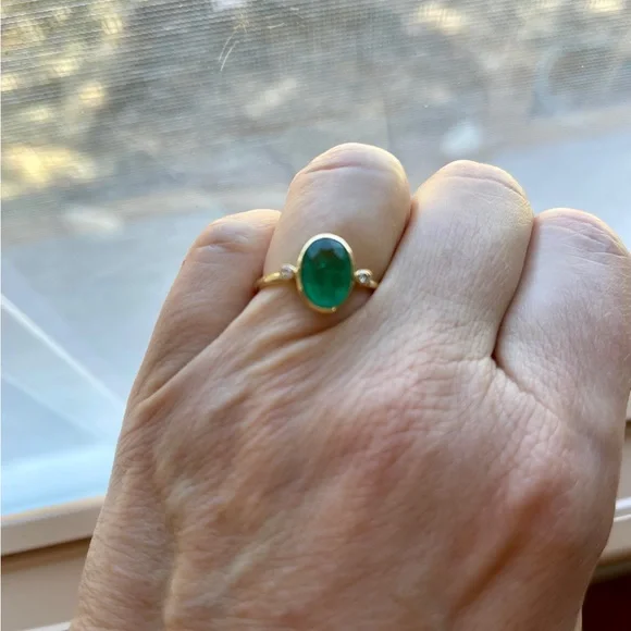 18KT Yellow Gold hallmarked oval Colombian emerald ring with two diamonds NEW - Picture 6 of 8